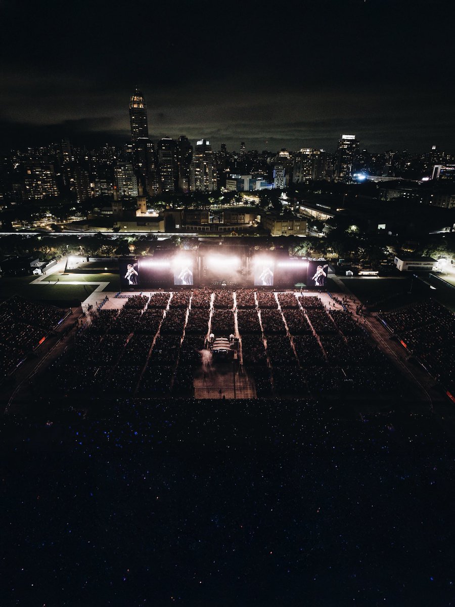 Buenos Aires tiene esa costumbre. Te canta una noche, y ya te quedas un poco a vivir en ella.