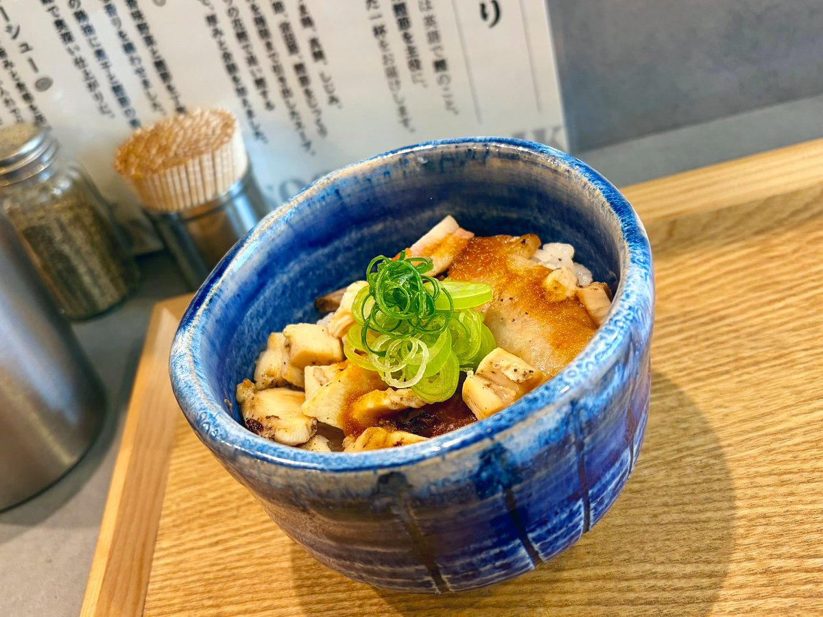 kan_ramen's tweet photo. 「BONITO NOODLE RAIK」へ。
味玉 鰹塩らぁめんとチャーシュー丼。
幾重にも折り重なった柔らかな旨味。
繊細ながら驚くほど濃密。
しっかりと茹で切った中細ストレート麺は滑らかな口当たりでスープをしっかりと持ち上げてくれる。
チャーシュー丼とスープの相性は言うに及ばず。
気が付けば完飲。 https://t.co/nDalXK0crQ