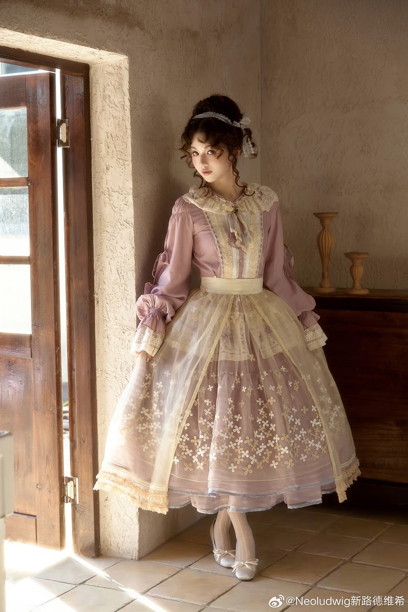 Roses on the Roof～ロリィタ＆クラシック【公式PR】 (@shiny5432