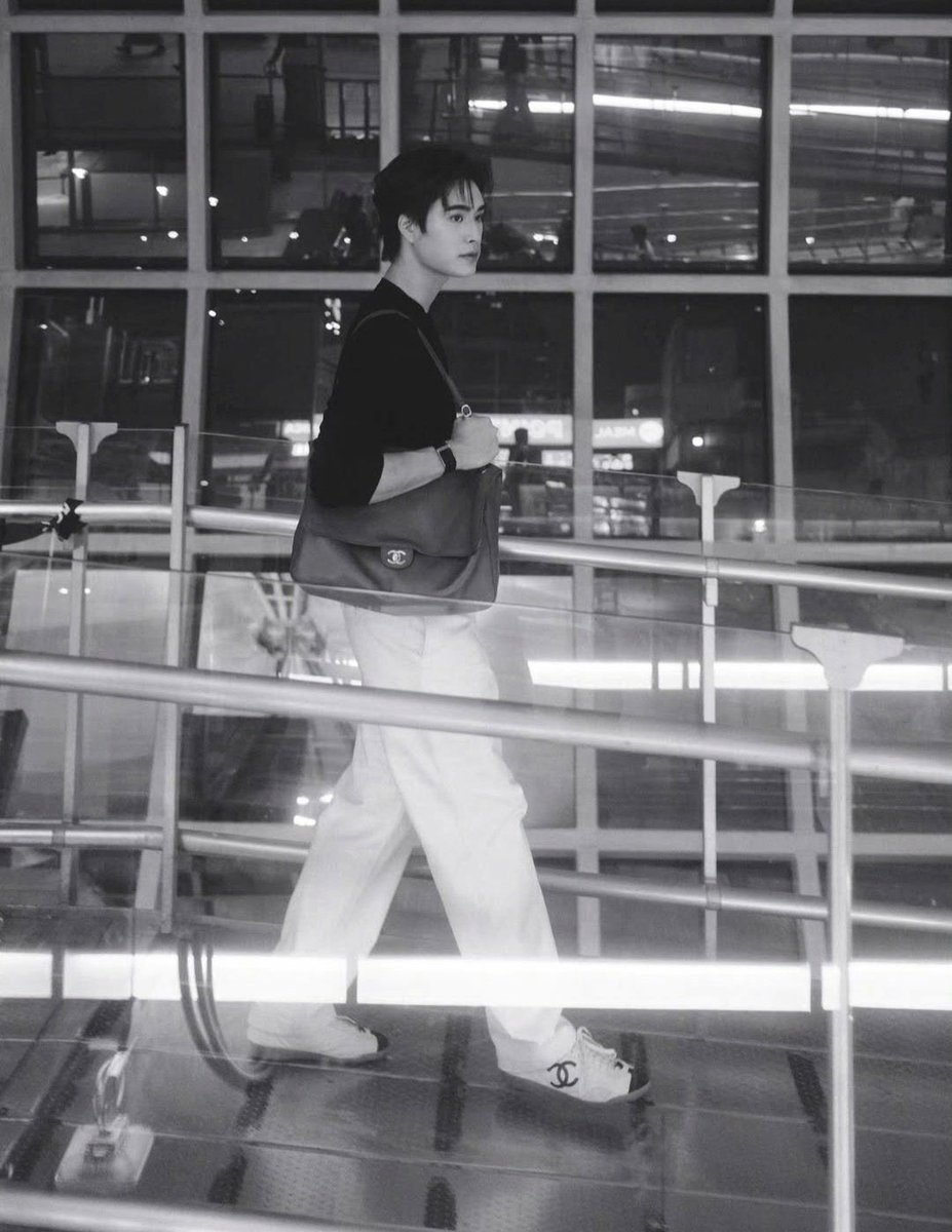 พาส่องแอร์พอร์ตลุคของหนุ่มหล่อ "เจมีไนน์ นรวิชญ์" <a href="/gemini_ti/">gemini_nt</a> ในฐานะ​ Brand Ambassador ของ CHANEL ก่อนบินลัดฟ้าสู่กรุงปารีส​ ประเทศฝรั่งเศส เพื่อร่วมชมแฟชั่นโชว์ของ CHANEL Fall/Winter 2026-2027 

GEMINI BOUND FOR CHANEL FW26

#CHANELXGEMINI 
#CHANELFallWinter
#CHANEL <a href="/CHANEL/">CHANEL</a>