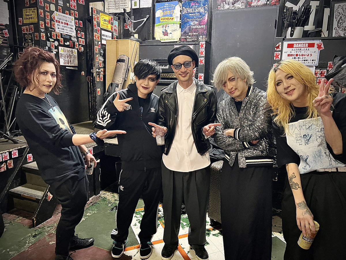 ITK_AiC's tweet photo. 3/6 新宿WildSide Tokyo
ARTiCLEAR 7th ANNIVERSARY ONEMAN
「始まりの終わり」
お越しいただきありがとうございました！

7年間本当にありがとうございました！

最後にまたこの5人で写真が撮れて本当によかった！最高！ https://t.co/jUxpBQOe1s