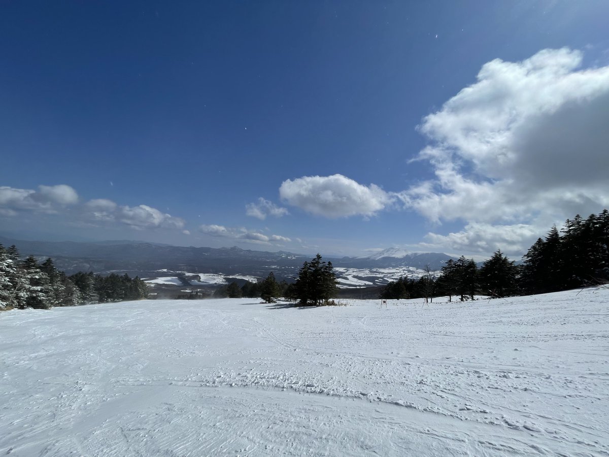 725BLACK's tweet photo. ２年ぶりパルコール！！雪は少ないけど、先週の半ばの雪がクリーミーな感じになってて滑りやすい！コースも少し復活！だが、強風で午後ゴンドラ休止😭
#パルコール嬬恋
#GRskilife #innocent #overwrite #スキボ https://t.co/BUptCGjkZ2