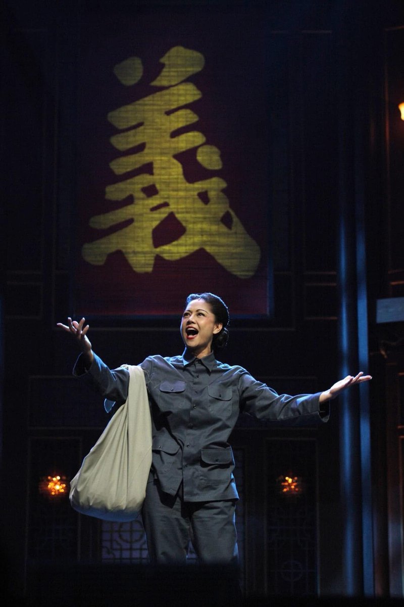 นก สินจัย จาก ลอดลายมังกร ในบท เหมยหลิง ภรรยาคนแรกของ อาเหลียง
นี่เป็นบทที่ขโมยซีนมาก แค่ฉากเปิดตัวลากยาว 10 กว่านาทีก็จัดหนักจัดเต็ม ขโมยความโดดเด่นบนเวทีไปจนหมด ทำให้ทั้งทึ่งและขำเลยทีเดียว ดูเป็นผู้หญิงจีนที่ช้งเช้ง พยายามกุมอำนาจในตระกูลแต่ก็มีพัฒนาการของตัวละครที่น่าเชื่อถือ