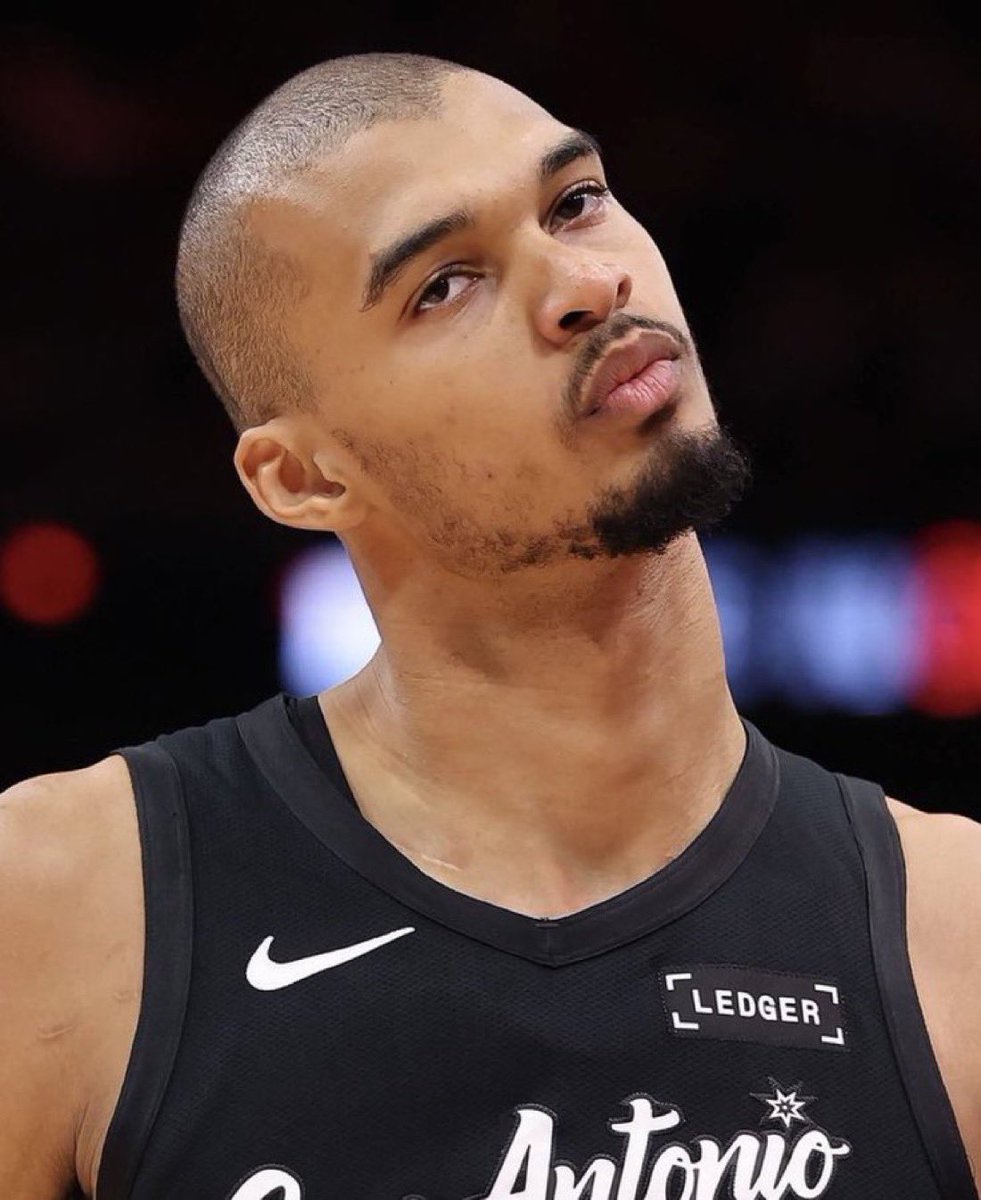 VICTOR WEMBANYAMA TONIGHT:

27 POINTS 
10 REBOUNDS 
4 BLOCKS 
11/21 FGM

ONLY 22 MINUTES. 🔥🤯