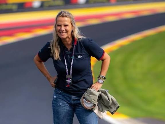 A F1 na Globo já começou estranho.como deixam Mariana Becker ser entrevistada pelo companheiro dela?? A impressão que fica é que ele quer estar na frente!