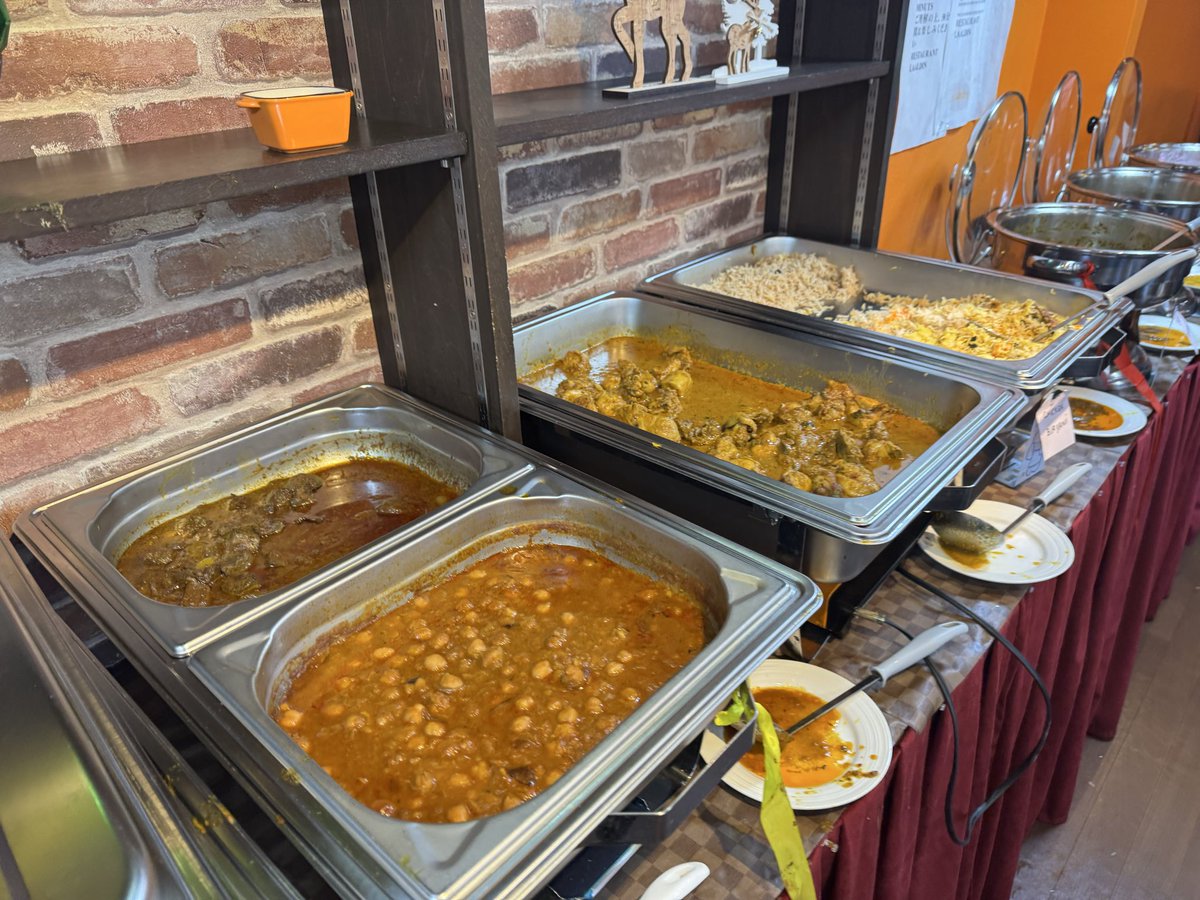 パキスタン料理!
めっちゃ美味かった!
なくなった料理の補充は一歳ないので行ったときには既にない料理があったのは外国人経営っぽいw
しかし本格的なビリヤニを思いのまま食べれて1,650円はバグってる 