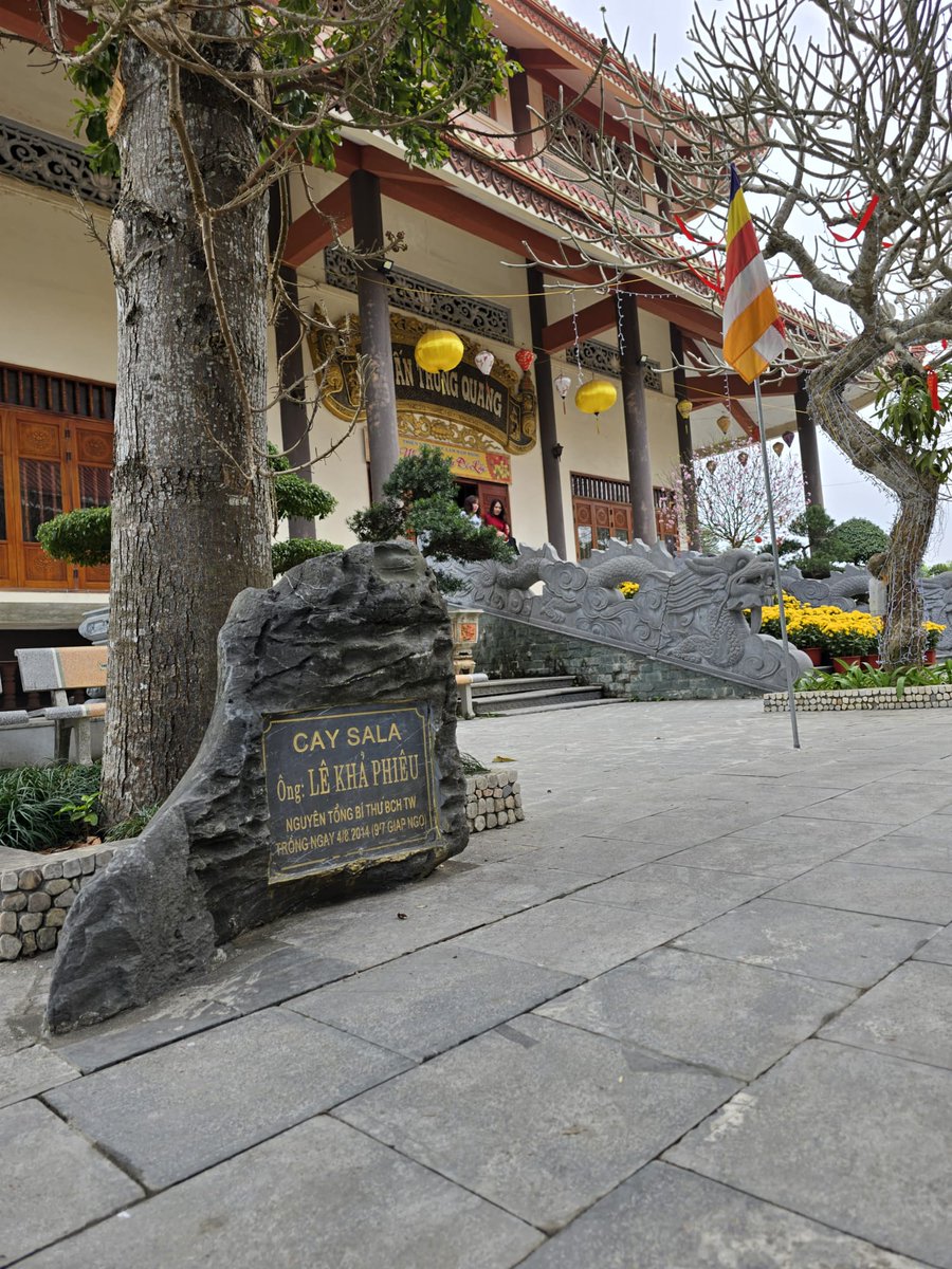 It’s 500+ stone steps to the top, and I’ll be honest, I completely lost count around step 300 🇻🇳

youtu.be/5jwSKTPitx8

#RenOverSea #ThanhHoa #VietnamTravel #ZenMonastery #MotorbikeVietnam #TravelPhotography #MotorbikeAdventure #VietnamTrip2026 #TheBorderlineOdyssey