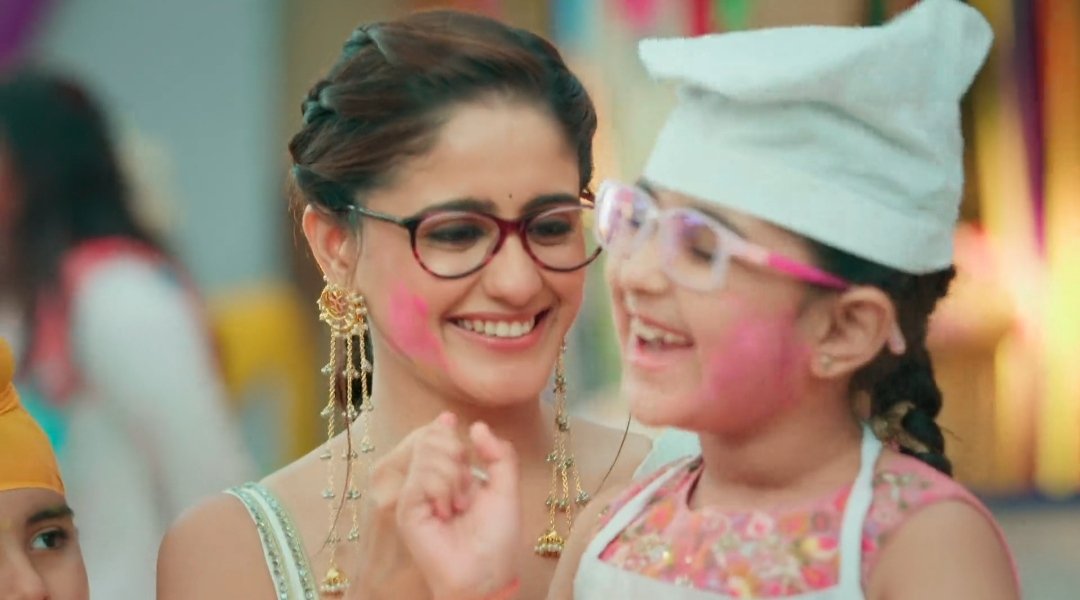 It's a win for a mother when her kid and upbringing gets praised. And what's the best was it came from Vikrant. Mannat was so happy as she shares how impressed a judge was. She says everything that Vikrant said bt hesitated to reveal the name to her.
#AyeshaSingh #Mannat