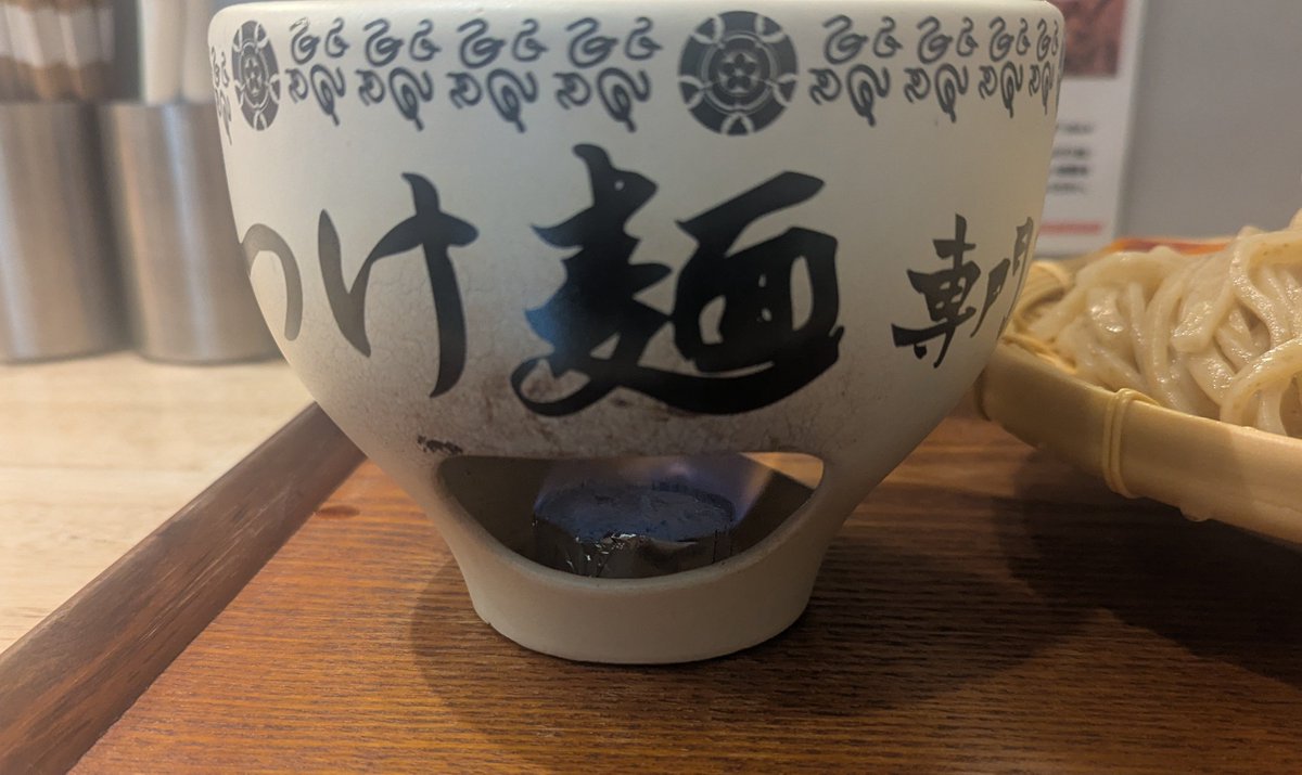 shinbo417's tweet photo. 人類みな麺類 つけ麺専門店
つけ麺（980＋100円）土日祝は100円増し😏

麺は超極太。うどん位の太さだ😒
そしてムッチャ〜長い😅ハサミで切りながら食べました😆スープ皿の底では固形燃料が燃えてます😲
他の店ではないサービスです😊
#つけ麺　#極太麺 https://t.co/r7bnMr1EKz