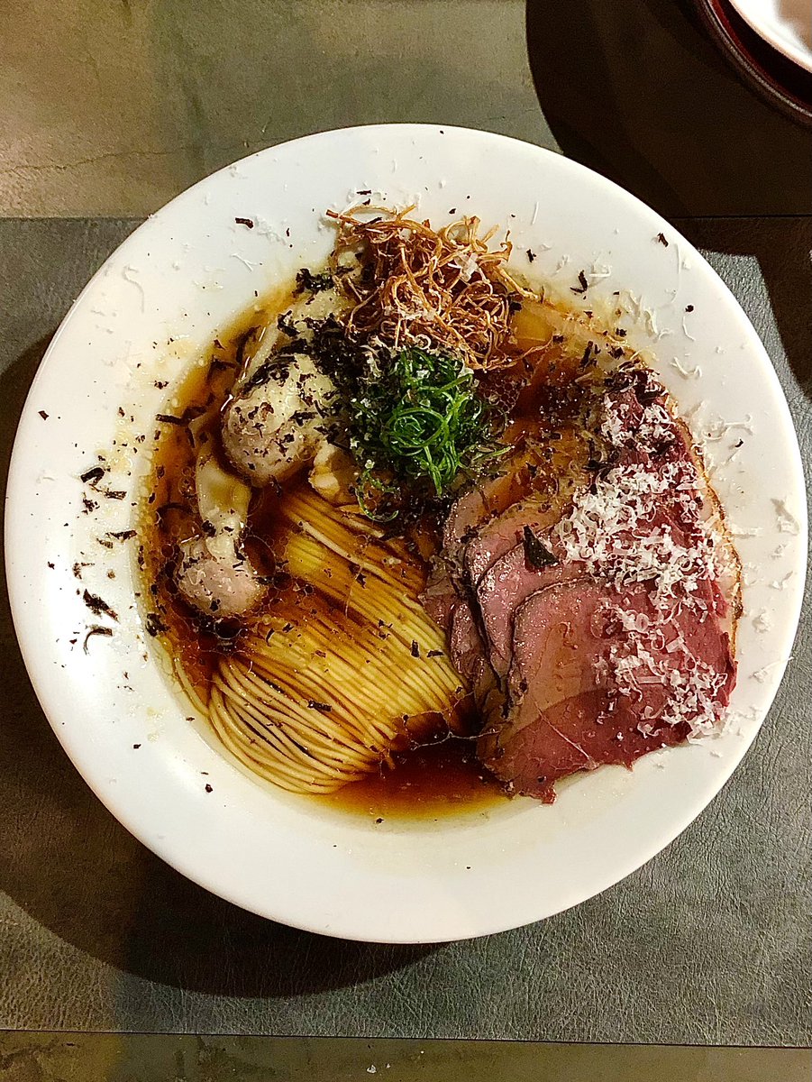 目黒 Ramen Break Beats 
限定《wagyuらぁ麺》

先週の限定「鴨とフォアグラ」に続き､天草大王のコンソメスープに赤牛ローストビーフ､仕上げは黒トリュフとパルミジャーノレッジャーノ。
めっちゃ美味✨ ご馳走様です♪