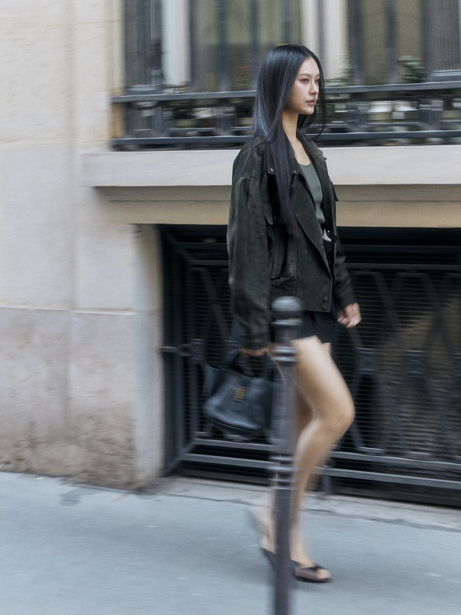 _24News_'s tweet photo. SAINT LAURENT STREET STYLE IN PARIS WITH MILK PANSA

MILK PANSA BA YSL WW26 
#YSLxMilkPansa #MilkPansa #SaintLaurentPFW26
#YSL #SaintLaurent #YvesSaintLaurent 

มิ้ลค์ พรรษา เผยลุคสตรีทสไตล์ที่ผสมผสานความเท่และเรียบหรูได้อย่างลงตัว โดยเธอเลือกหยิบเสื้อแจ็กเก็ตหนังกลับลุควินเทจสวมทับเสื้อกล้ามปักลายโลโก้ Cassandre สีเขียวอันเป็นไอเทมชิ้นสำคัญที่ให้ความรู้สึกผ่อนคลายแต่มีสไตล์ แมตช์เข้ากับกางเกงขาสั้นเอวสูงทรงเปเปอร์แบ็กผ้าโมแฮร์และวูลที่มอบความนุ่มนวลแต่ยังคงโครงสร้างชัดเจน พร้อมคอมพลีทลุคด้วยรองเท้าส้นสูงหนังเรียบรุ่น Babylone และกระเป๋าใบไอคอนิกรุ่นล่าสุดอย่าง Le 5 à 7 Baby Bea ขนาดกะทัดรัดที่ตอบโจทย์การใช้งานจริง สะท้อนภาพลักษณ์ความมั่นใจและความคลาสสิกที่ร่วมสมัยในแบบฉบับ Saint Laurent
@ysl @anthonyvaccarello