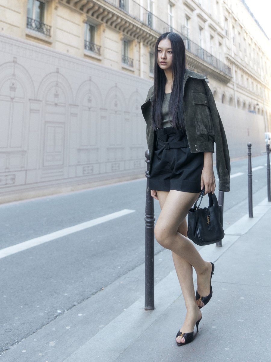 _24News_'s tweet photo. SAINT LAURENT STREET STYLE IN PARIS WITH MILK PANSA

MILK PANSA BA YSL WW26 
#YSLxMilkPansa #MilkPansa #SaintLaurentPFW26
#YSL #SaintLaurent #YvesSaintLaurent 

มิ้ลค์ พรรษา เผยลุคสตรีทสไตล์ที่ผสมผสานความเท่และเรียบหรูได้อย่างลงตัว โดยเธอเลือกหยิบเสื้อแจ็กเก็ตหนังกลับลุควินเทจสวมทับเสื้อกล้ามปักลายโลโก้ Cassandre สีเขียวอันเป็นไอเทมชิ้นสำคัญที่ให้ความรู้สึกผ่อนคลายแต่มีสไตล์ แมตช์เข้ากับกางเกงขาสั้นเอวสูงทรงเปเปอร์แบ็กผ้าโมแฮร์และวูลที่มอบความนุ่มนวลแต่ยังคงโครงสร้างชัดเจน พร้อมคอมพลีทลุคด้วยรองเท้าส้นสูงหนังเรียบรุ่น Babylone และกระเป๋าใบไอคอนิกรุ่นล่าสุดอย่าง Le 5 à 7 Baby Bea ขนาดกะทัดรัดที่ตอบโจทย์การใช้งานจริง สะท้อนภาพลักษณ์ความมั่นใจและความคลาสสิกที่ร่วมสมัยในแบบฉบับ Saint Laurent
@ysl @anthonyvaccarello