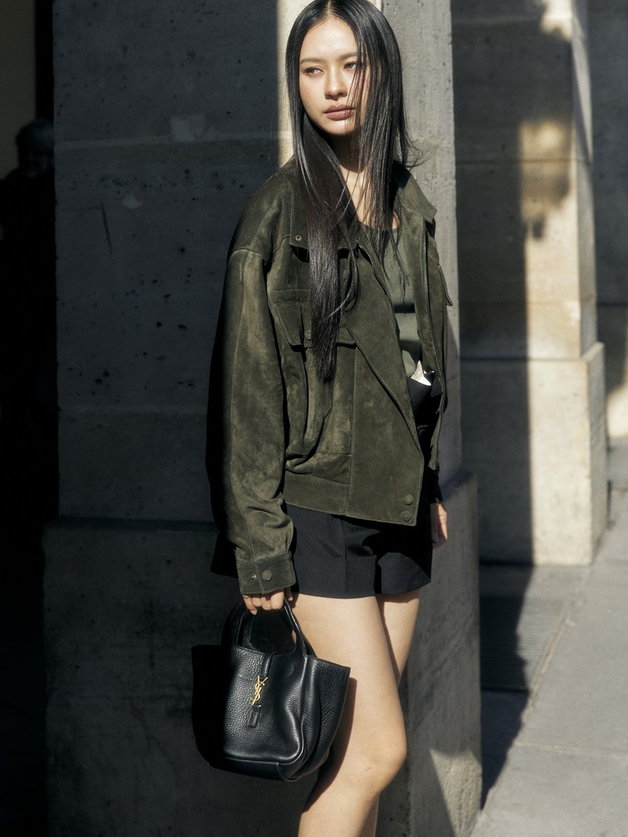 _24News_'s tweet photo. SAINT LAURENT STREET STYLE IN PARIS WITH MILK PANSA

MILK PANSA BA YSL WW26 
#YSLxMilkPansa #MilkPansa #SaintLaurentPFW26
#YSL #SaintLaurent #YvesSaintLaurent 

มิ้ลค์ พรรษา เผยลุคสตรีทสไตล์ที่ผสมผสานความเท่และเรียบหรูได้อย่างลงตัว โดยเธอเลือกหยิบเสื้อแจ็กเก็ตหนังกลับลุควินเทจสวมทับเสื้อกล้ามปักลายโลโก้ Cassandre สีเขียวอันเป็นไอเทมชิ้นสำคัญที่ให้ความรู้สึกผ่อนคลายแต่มีสไตล์ แมตช์เข้ากับกางเกงขาสั้นเอวสูงทรงเปเปอร์แบ็กผ้าโมแฮร์และวูลที่มอบความนุ่มนวลแต่ยังคงโครงสร้างชัดเจน พร้อมคอมพลีทลุคด้วยรองเท้าส้นสูงหนังเรียบรุ่น Babylone และกระเป๋าใบไอคอนิกรุ่นล่าสุดอย่าง Le 5 à 7 Baby Bea ขนาดกะทัดรัดที่ตอบโจทย์การใช้งานจริง สะท้อนภาพลักษณ์ความมั่นใจและความคลาสสิกที่ร่วมสมัยในแบบฉบับ Saint Laurent
@ysl @anthonyvaccarello