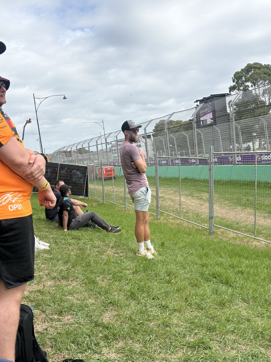 Grumpy40ish's tweet photo. Always one wanker standing in the way for no reason. #ausgp https://t.co/xGPKBuuytm