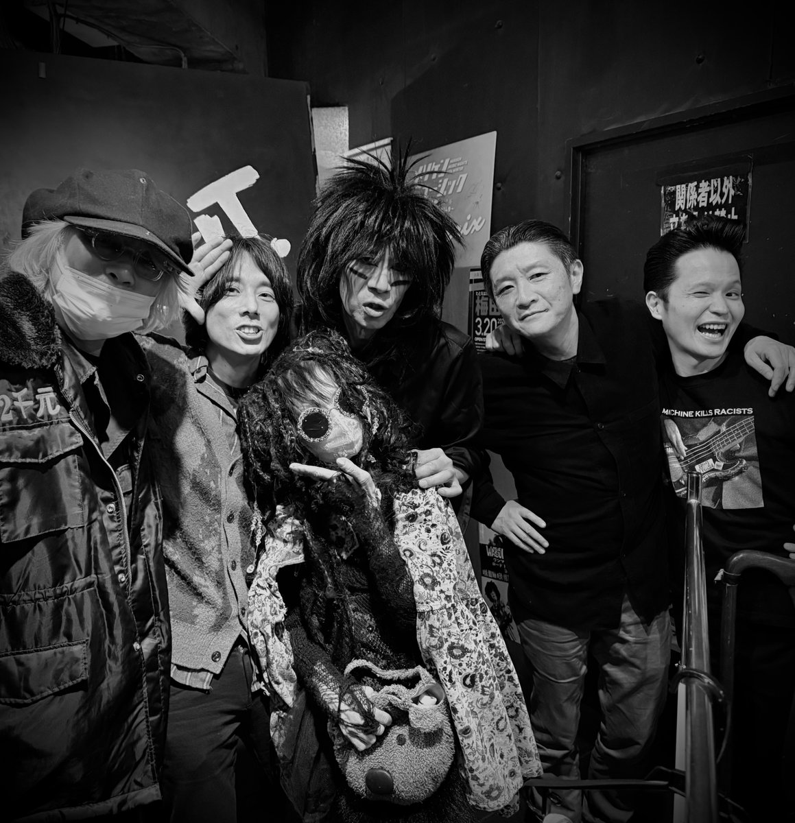 ハッチさんから「騒音寺のナベが歌う言葉は何か突き刺さるんだよね」と教えてもらった
音源を聴き始めてから好きな曲が増えてきた
このタイミングでついにLiveを観ることができた
神戸VARIT.
もちろん音源は素晴らしいけどやっぱLiveは別物ですな
いつかシンワンメイクでもLiveやってほしい！