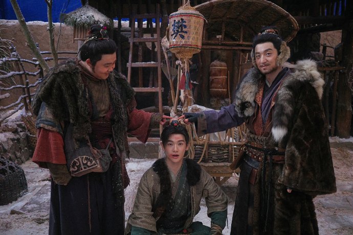 เวลาเห็นทุกคนในกองทั้งพี่ๆนักแสดงทีมงาน หรือแม้แต่ธุรกิจกองถ่าย เค้าเอ็นดูเมนเรานี่ปลาบปลื้มใจจริงๆดูแลน้องนายซึ่งเป็นนักแสดงต่างชาติ ได้ดีมากมีไปเที่ยวด้วยกันหลังจากปิดกล้องด้วย บ่งบอกว่าเค้าเอ็นดูน้องจริงๆไม่ใช่แค่หน้ากล้อง 
ชอบหน้าน้องตอนกินบะหมี่มาก 555

#ล่าหยก
#นายท่านกรชิต