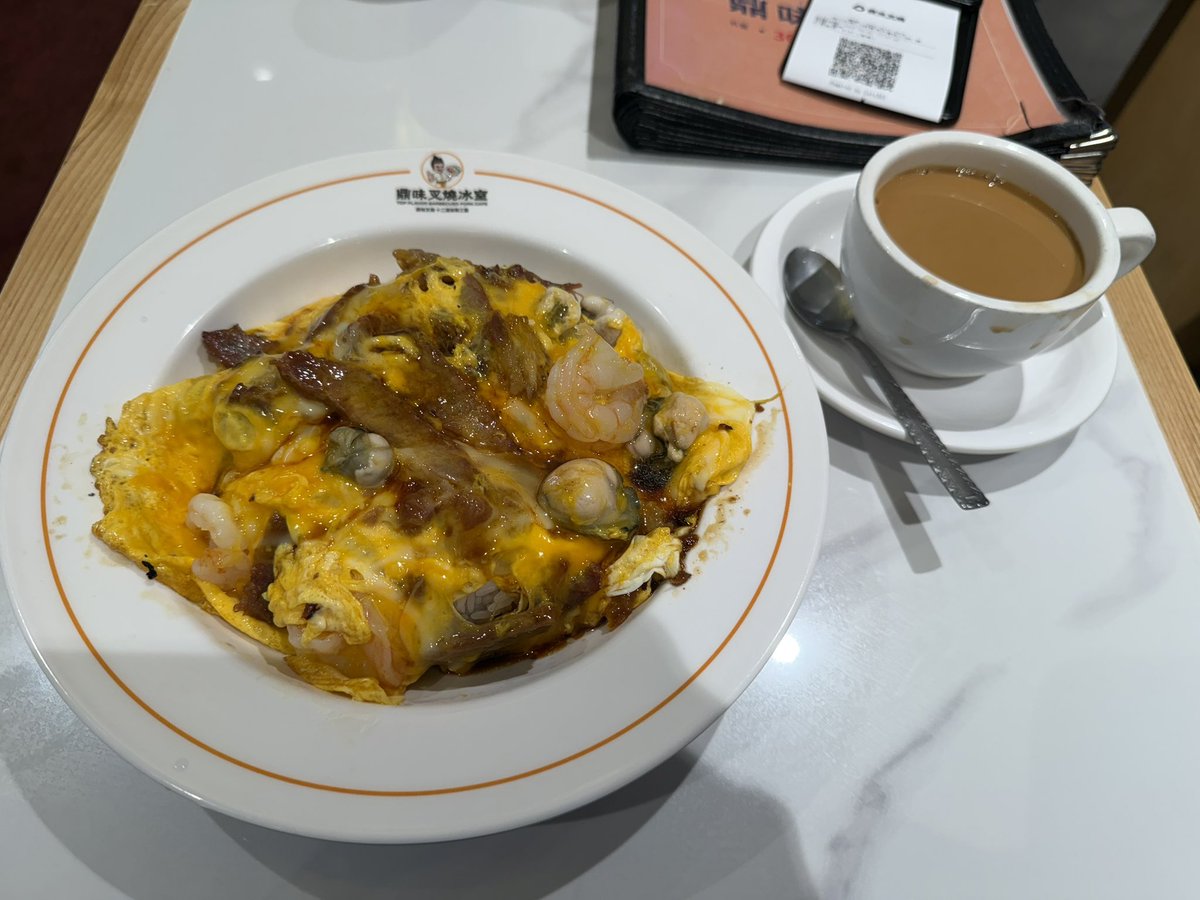 BruceIkeGold's tweet photo. 今朝は3時起きでレポート、明るくなってからハッピーバレー競馬場ラン11.3km。その後部屋でレポートの続き。昼前に日本のテレビ曲とオンライン打ち合わせ。今終わって遅めのランチはこれ。叉焼と蝦と牡蠣と卵ご飯。飲み物は鴛鴦茶。香港は美味い。 https://t.co/oNHUhqk29J