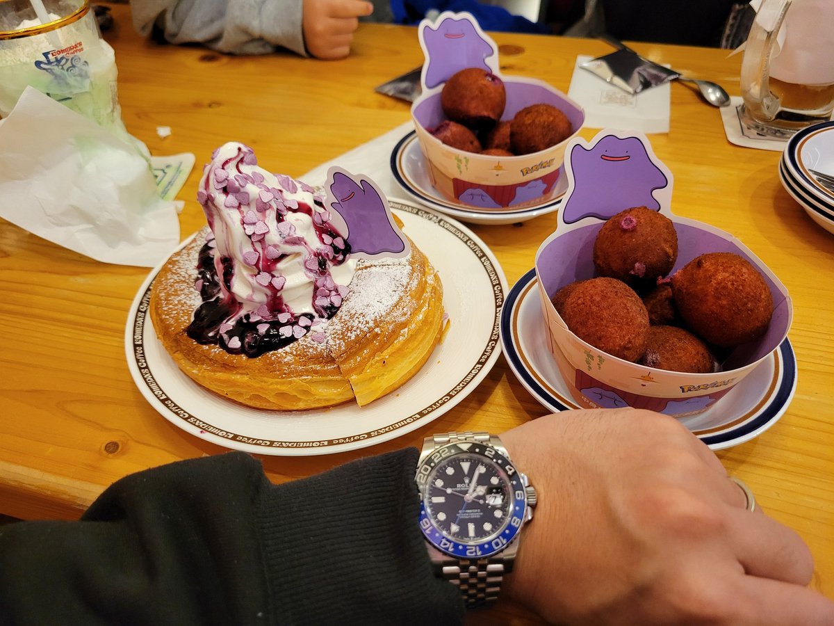 tsges_rolex's tweet photo. 子どもが習い事に行っている間に内緒で休憩
メタモンめっちゃかわいい。
おさつボールうますぎっ
最高や
#GMT
#ロレックス
#コメダ珈琲店 https://t.co/IPgIOxbiBb