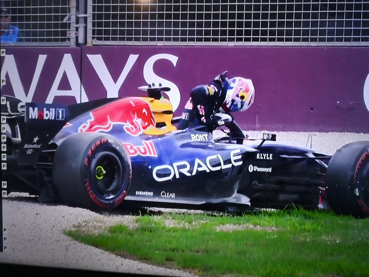 Verstappen pierde el coche en la Q1 debido al bloqueo de los frenos traseros...vaya sorpresa!
#F1
#AusGP