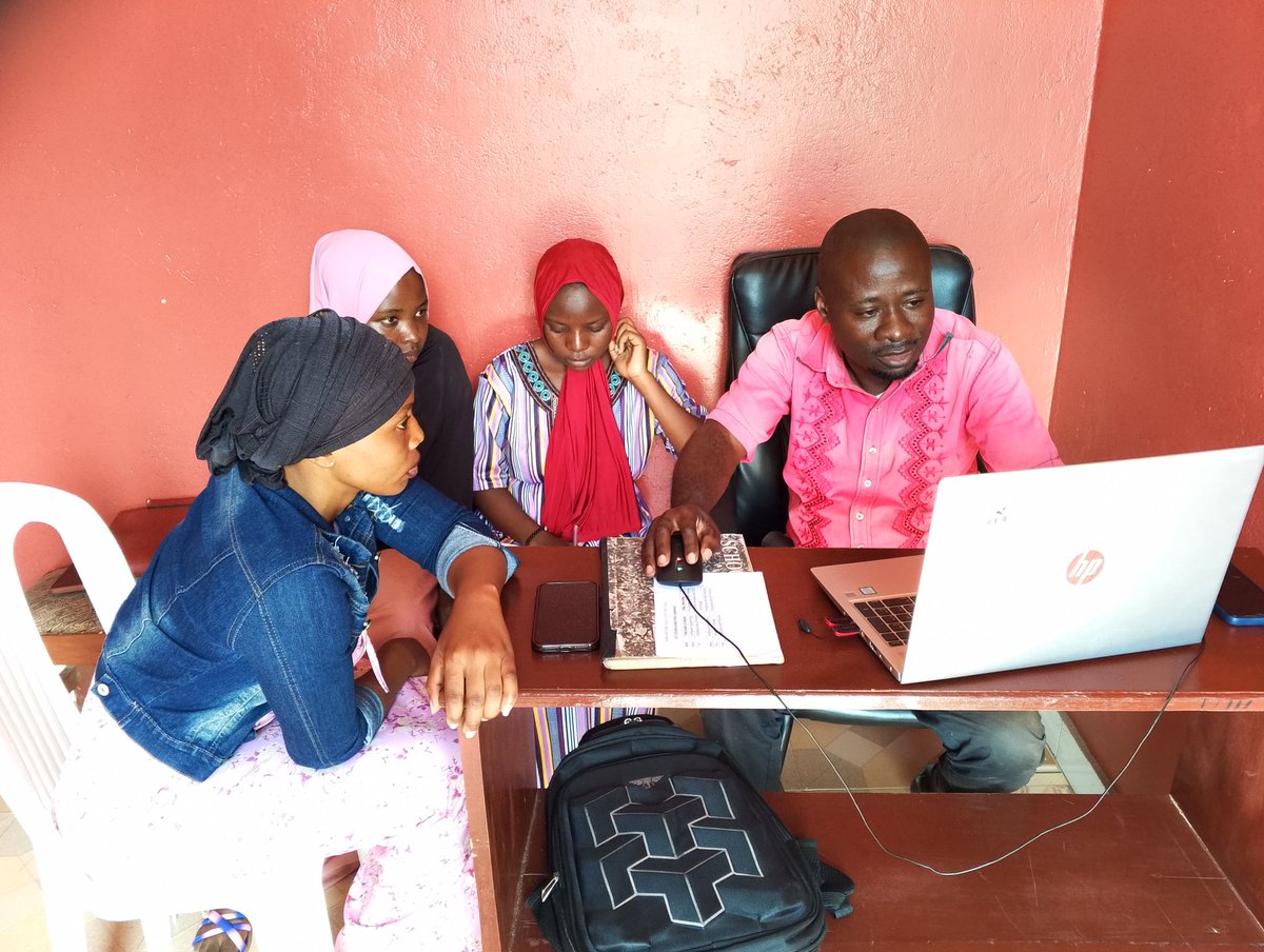 CTsindika's tweet photo. #MPONDWE 🇺🇬SIDE
Due to peace here,this community is rising in numbers of refugees & other migrants especially from the #DRC,our Community Training & service delivery centers give them an open opportunity 2 enroll 4 ENGLISH LEARNING & FOUNDATION IN ICT which they call #INFOMATIC https://t.co/pmrBX6atzR