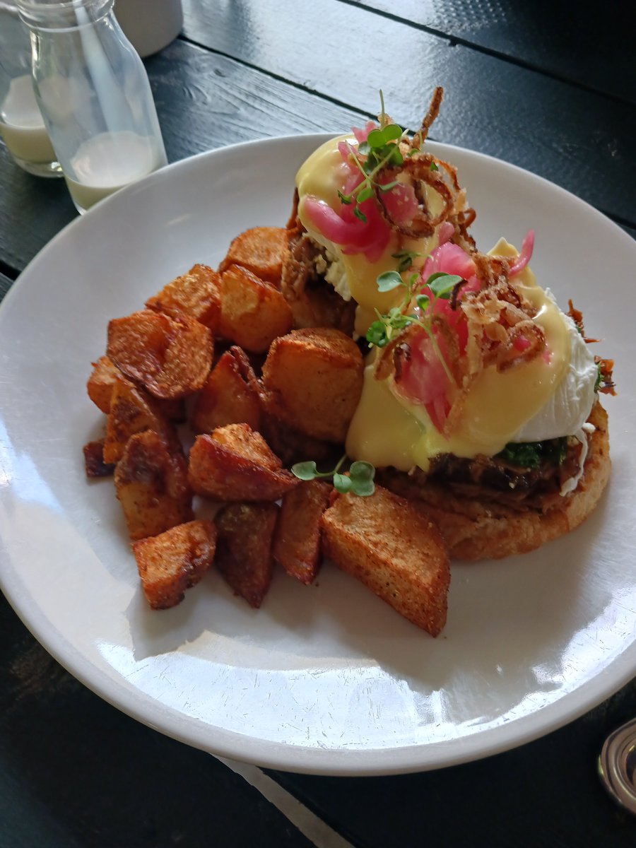 Roaring Hammy 🏇🌹 tweet media