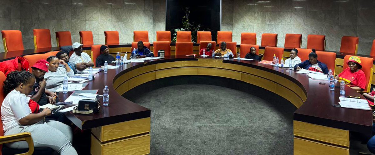 EFF_FreeState's tweet photo. ♦️In Pictures♦️

EFF CCT member, Commissar @Sam_Matiase presiding over Bloemfontein SRCT meeting last night at Bramfischer Building in Bloemfontein.

Victory requires preparation! The ballot is a battlefield of ideas, and we are preparing to win it!

#VictoryOrDeath https://t.co/vjSZcPKRS7