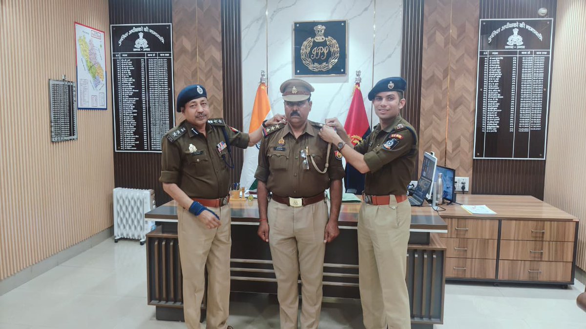 unnaopolice's tweet photo. आज दिनांक 07.03.2026 को पुलिस कार्यालय पर 01. उ0नि (नागरिक पुलिस) श्री जय प्रकाश यादव को निरीक्षक नागरिक पुलिस व 02. मु0आ0 (नागरिक पुलिस) श्री फिरोज अहमद सिद्दीकी को उ0नि0 निरीक्षक (नागरिक पुलिस) के पद पर पदोन्नत होने पर श्री जय प्रकाश सिंह वरिष्ठ पुलिस अधीक्षक उन्नाव, श्री संचित शर्मा सहायक पुलिस अधीक्षक उन्नाव द्वारा कंधे पर स्टार लगाकर उज्जवल भविष्य की शुभकामनाएं दी गई। @Igrangelucknow #uppolice @dgpup @adgzonelucknow @CMOfficeUP @UPGovt