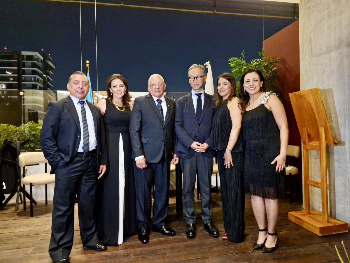 embjapon_gt's tweet image. El 6 de marzo, el Embajador  KUWANA, otorgó un reconocimiento al Sr. Arturo Armas por su destacada trayectoria de más de 60 años dedicados al Karate-do en Guatemala 🇯🇵🥋

👏 ¡Felicitaciones al Sr. Arturo Armas por este merecido reconocimiento! 🎉
#reconocimiento #japon #karatedo