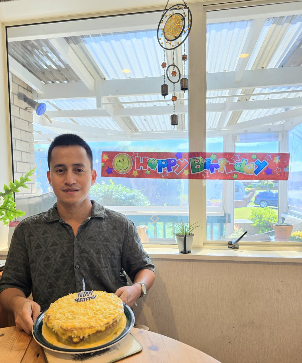 Mabsen's tweet photo. My 2026 Birthday!🎂
My 3rd birthday in NZ! 🇳🇿
I prayed for world peace! 🕊
May God bless us all! 🙏Cheers!🥂 https://t.co/nWnuoQ1G4u