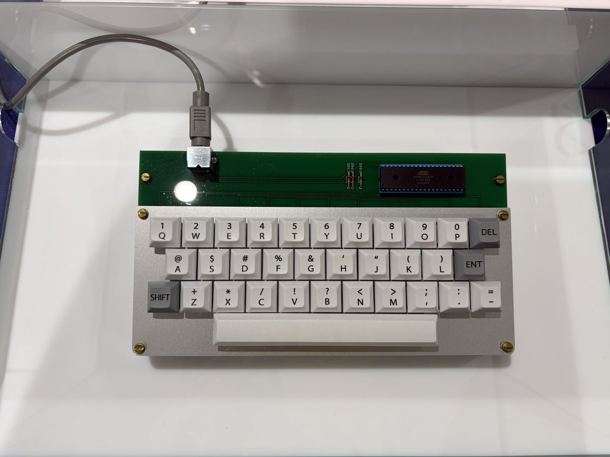 necobut's tweet photo. だいのすけさんの基板アート。8080を動かすシステム。DIPパッケージは見てちゃんと何やってるかわかるから良い。 #NT松戸 https://t.co/iy1pl9hV0v