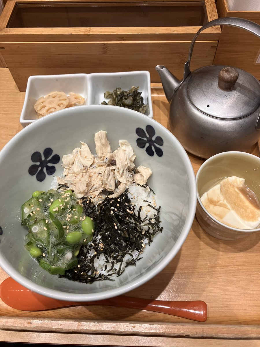 たまに立ち寄るお茶漬け屋さん、「えん」さんへ。鶏肉のように見えるのは湯葉。山形のだしと一緒に薬缶の暖かいお出汁をかけていただきました😋
はー、おいし💓ごちそうさまでした🙏
季節もの、鯛茶漬けも気になる❣️