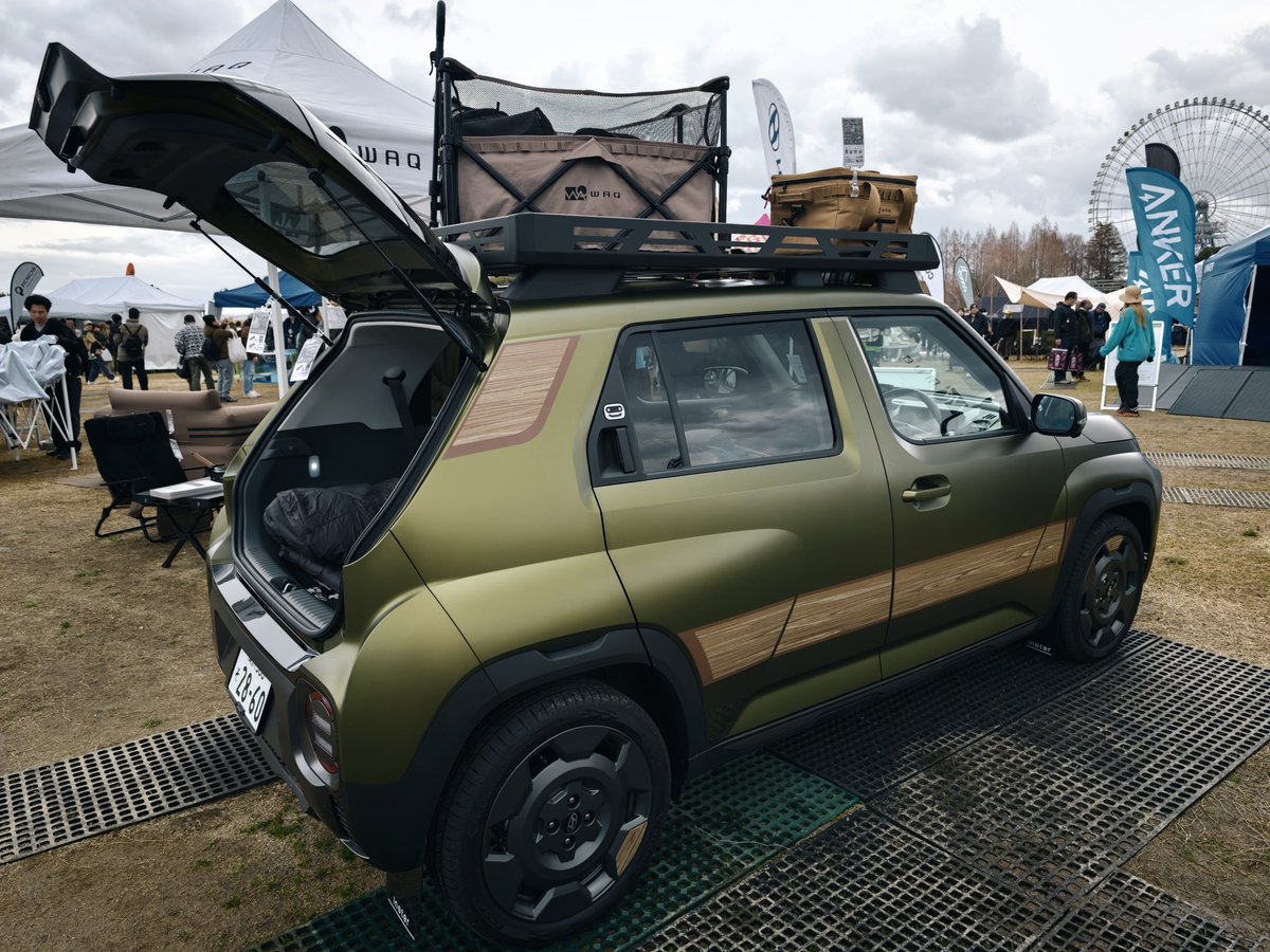 EF64nagaoka's tweet image. アウトドアフェス2026、Hyundaiブースに来ています
WAQとのコラボもしていますね！
座席が運転席も倒せるので、こうやって車中泊もできちゃいますよ
#Hyundai #INSTER #ヒョンデ #インスター