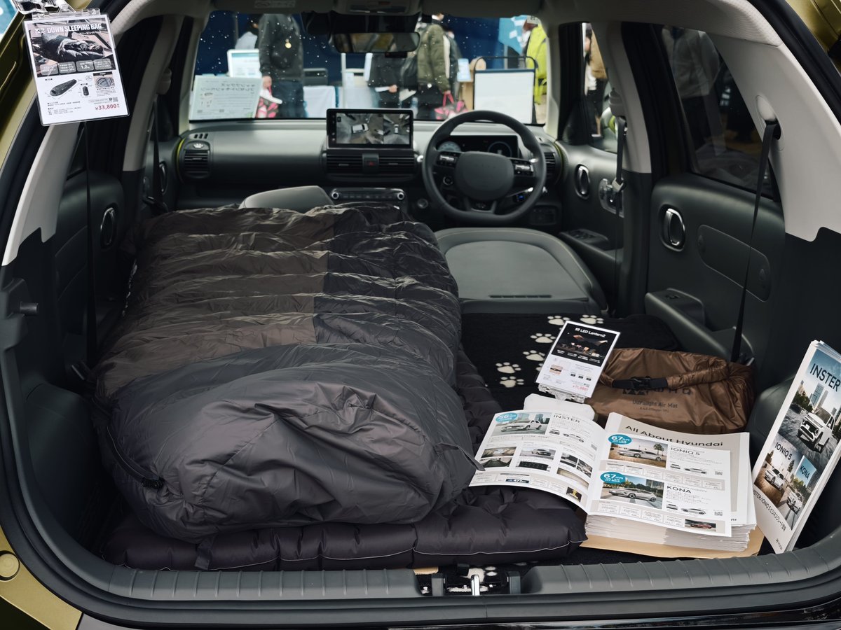 EF64nagaoka's tweet image. アウトドアフェス2026、Hyundaiブースに来ています
WAQとのコラボもしていますね！
座席が運転席も倒せるので、こうやって車中泊もできちゃいますよ
#Hyundai #INSTER #ヒョンデ #インスター