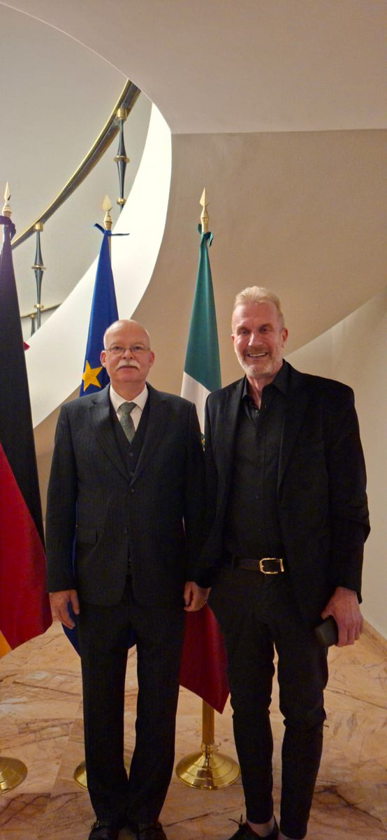 Martinplantecol's tweet photo. Posando con el excelentísimo Dr. Clemens von Goetze, Embajador de Alemania en México, @AlemaniaMexi, junto con el Dr. Robert Winkler @uga_langebio y Nicolas Priego @NicolasPriegoR @CinvestavIra. Festejamos la resurrección de la colaboración científica entre México y Alemania https://t.co/lnC3OjVGtd