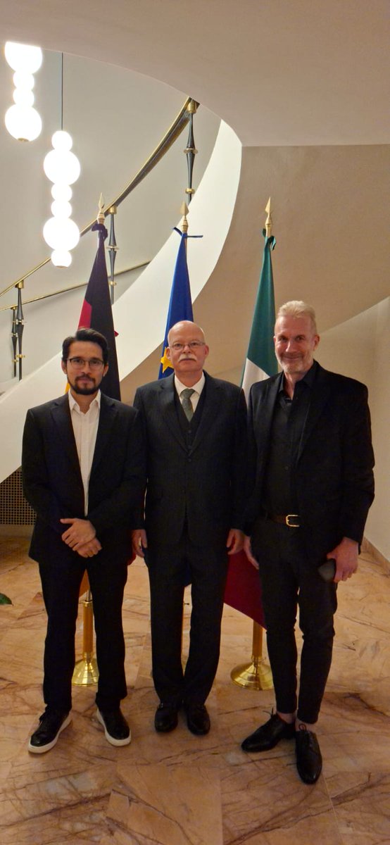 Martinplantecol's tweet photo. Posando con el excelentísimo Dr. Clemens von Goetze, Embajador de Alemania en México, @AlemaniaMexi, junto con el Dr. Robert Winkler @uga_langebio y Nicolas Priego @NicolasPriegoR @CinvestavIra. Festejamos la resurrección de la colaboración científica entre México y Alemania https://t.co/lnC3OjVGtd