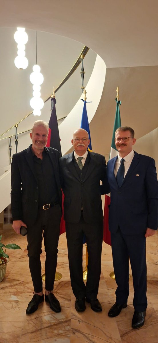Martinplantecol's tweet photo. Posando con el excelentísimo Dr. Clemens von Goetze, Embajador de Alemania en México, @AlemaniaMexi, junto con el Dr. Robert Winkler @uga_langebio y Nicolas Priego @NicolasPriegoR @CinvestavIra. Festejamos la resurrección de la colaboración científica entre México y Alemania https://t.co/lnC3OjVGtd