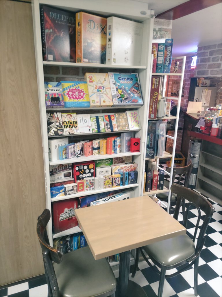 kamome_moE's tweet photo. 私が以前の仕事場にいた時にお昼で伺っていたお店が移転してリニューアル。
今日はお祝いで早速行ってきました🙂

以前のアメリカンな雰囲気は残しつつ、今風な明るいゲームカフェに大変身。
珈琲は豆から挽いて出してくれます☕
ランチもありオムライス���カレー、日替わりから選べます☺️ https://t.co/mdP6uMuq3N