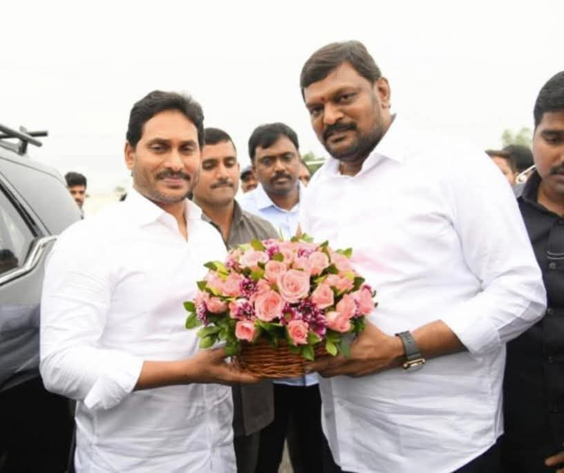 lbclbc511's tweet photo. ఆంధ్రప్రదేశ్ రాష్ట్ర మాజీ ముఖ్యమంత్రివర్యులు, YSRCP కాంగ్రెస్ పార్టీ రాష్ట్ర అధ్యక్షులు గౌ " శ్రీ వై.యస్. జగన్మోహన్ రెడ్డి గారు ఆశీస్సులతో బాపట్ల జిల్లా బాపట్ల అసెంబ్లీ నియోజవర్గ పరిశీలకులుగా నియమితులైన గుంటూరు జిల్లా YSRCP SC సెల్ విభాగ అధ్యక్షులు శ్రీ గెడ్డటి సురేంద్ర అన్నయ్య https://t.co/vBQDuyzZ5b