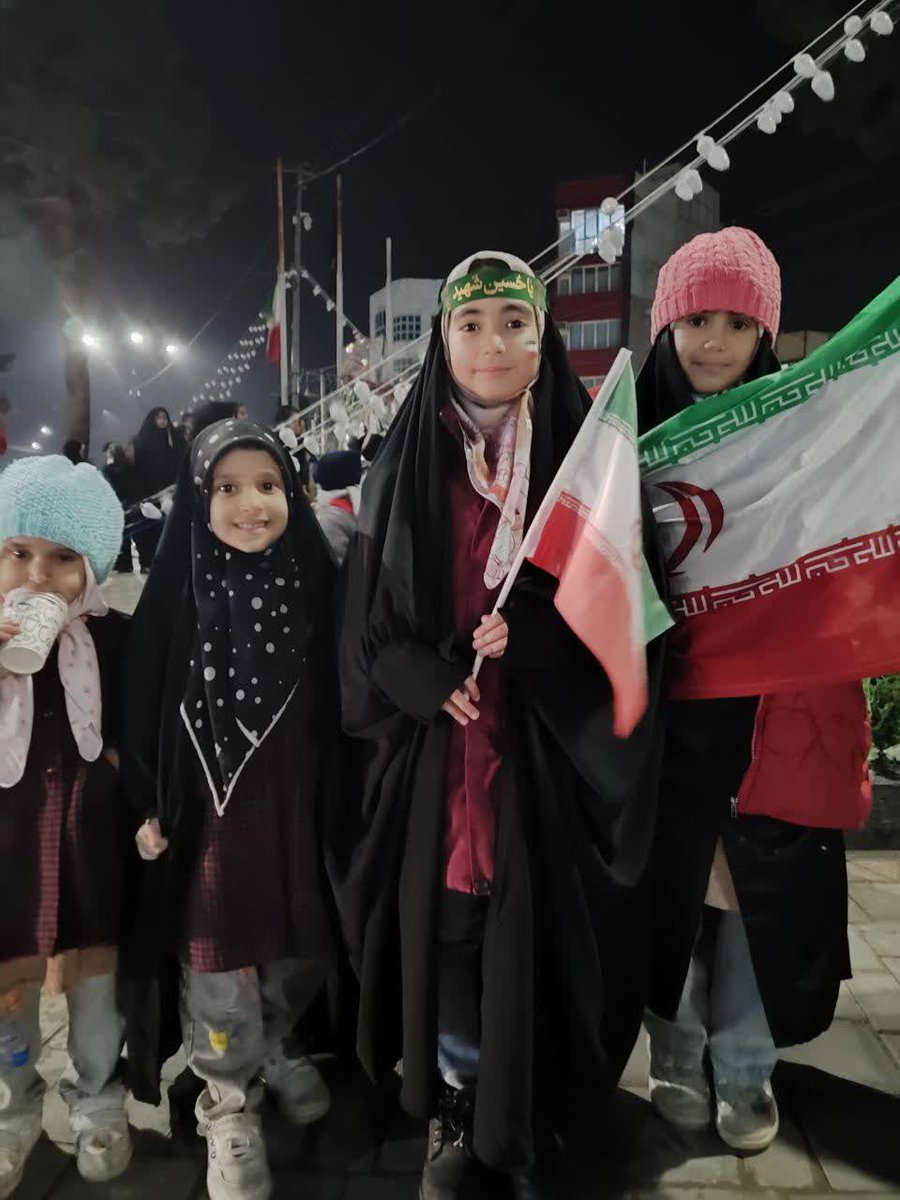 پرچم ایران بر دوش مردمی است که برای عزت این سرزمین همیشه در صحنه‌اند.
#تا_پای_جان_برای_ایران
#لبیک_یا_خامنه_ای
#برای_ایران