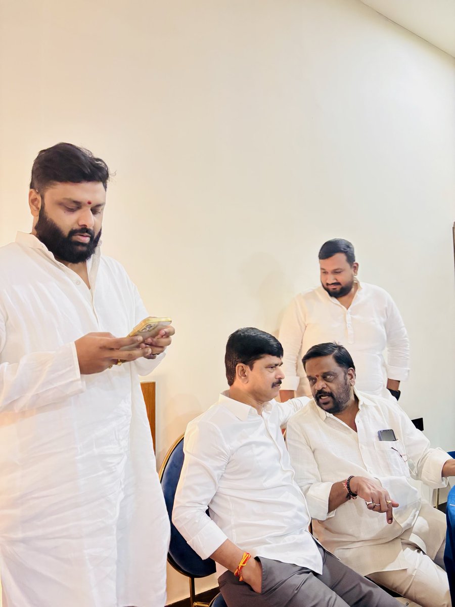 RamshettyVishnu's tweet photo. In conversation with Anumula Tirupathi Reddy brother of Revanth Reddy along with Dad @RamshettyINC https://t.co/v9V7LArVyr