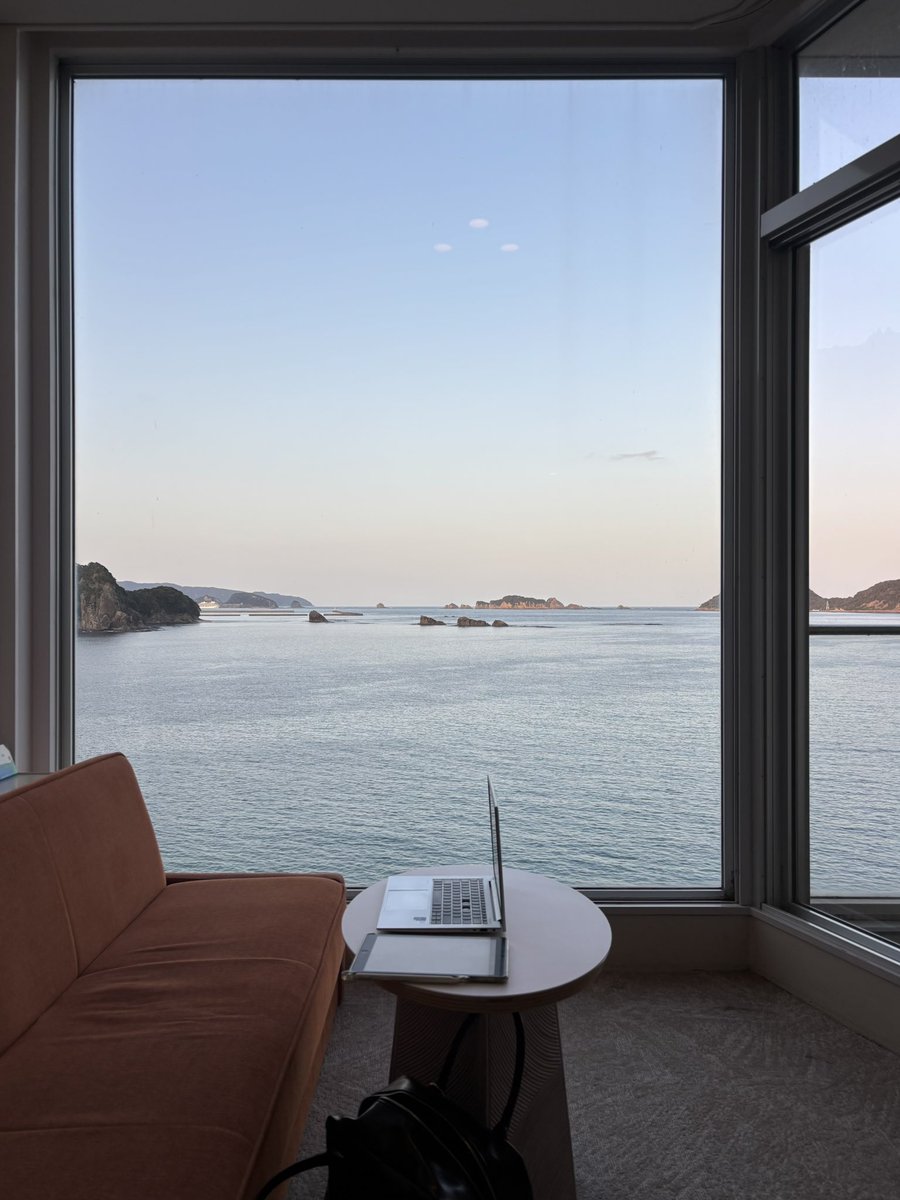 mzhaus's tweet photo. ずっと泊まってみたかった、海辺に建つホテル
一日中美しい海と空を眺められて最高だった
この景色で1人1泊1.5万は安すぎた、、 https://t.co/ojZsBvAAs9