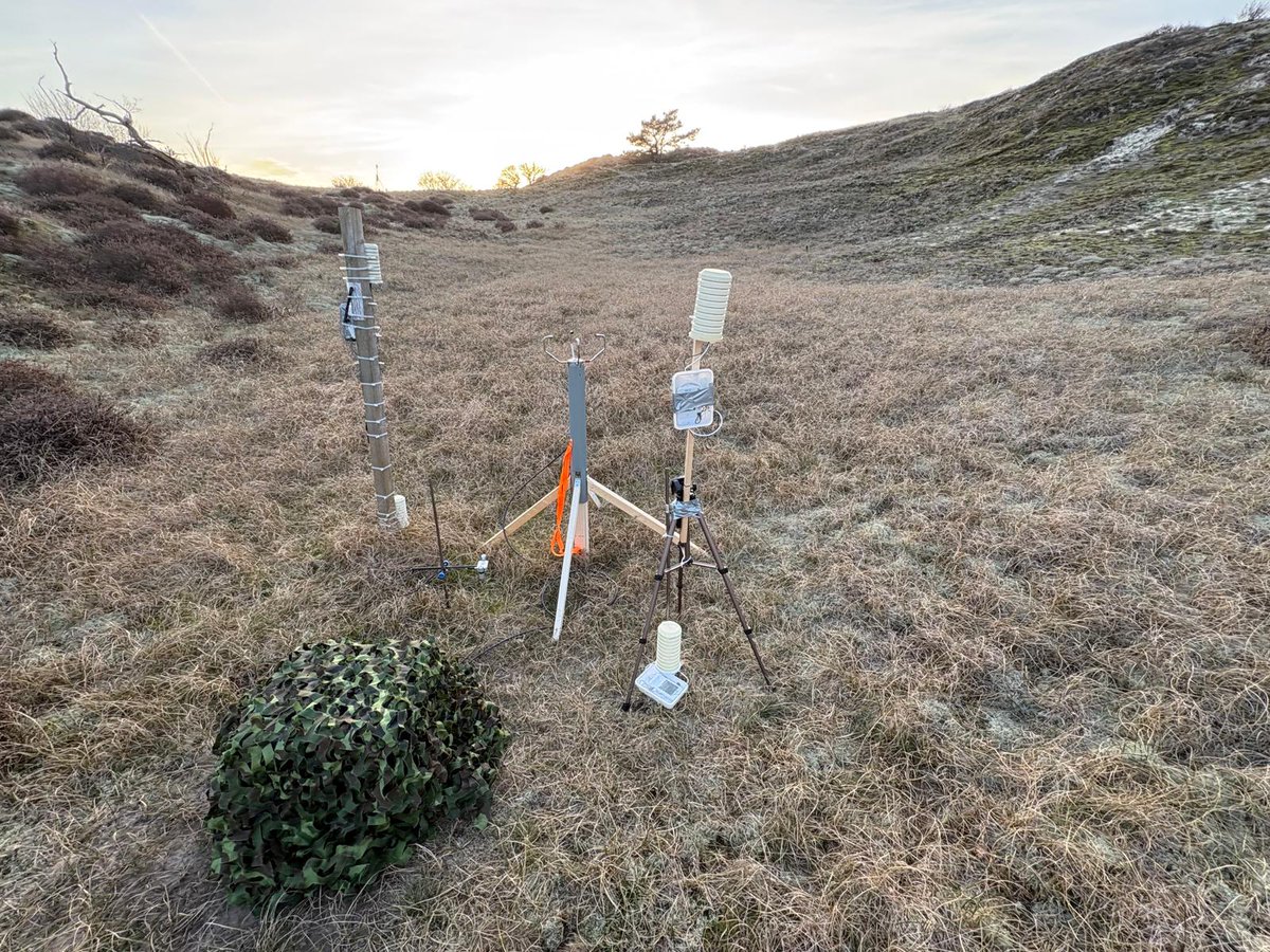 weerverteller's tweet image. Een ultrasone windmeter behoort sinds kort tot de meetapparatuur die Pieter Bliek en Karel Holvoet tot hun beschikking hebben. Er was inmiddels een eerste test. weerverteller.nl/verhalen/eerst… #vrieskoujagers #testmeting #windmeter #ultrasoon #duinpannen

Foto: Pieter Bliek