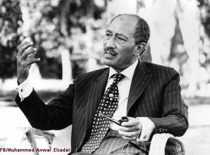 مستحيل أصدق إن السادات يطلع منه غلطة غبية زي ثغرة الدفرسوار في حرب أكتوبر 

السادات كان داهية وخبيث وذكي لأقصى درجة
بالنسبالي واضح إنها كانت عن عمد وخيانة منه 
علشان يحط مصر في موقف ضعيف بعد ما كانت منتصرة بفضل عبقرية سعد الدين الشاذلي
اللي السادات خرب عليه خطته