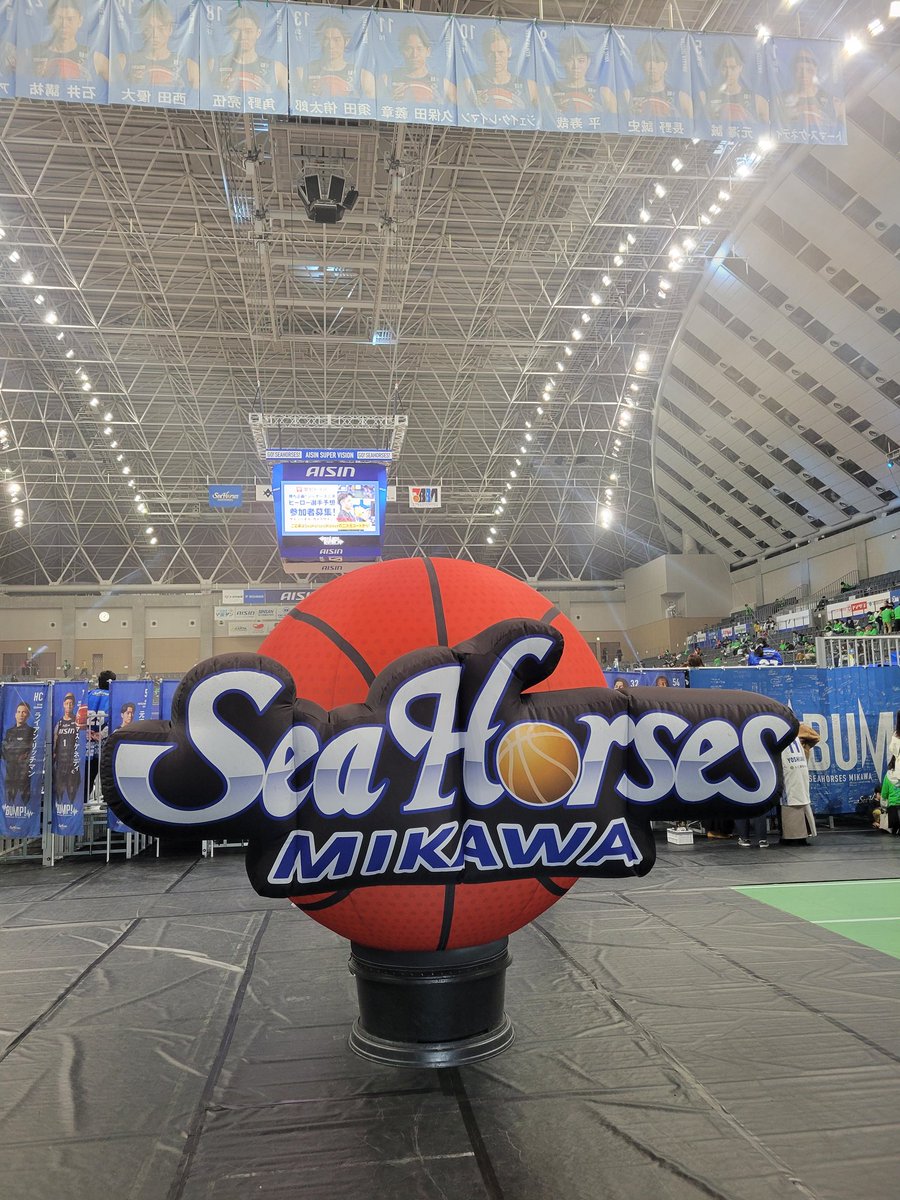 JA07NC39's tweet photo. 今日はBリーグ観戦✨コートまで遠い席だけど無料で当選したチケットなんで仕方ないね😅スタジアムのこの雰囲気はテンション上がる〜⤴️ https://t.co/9NdbRp7PVQ