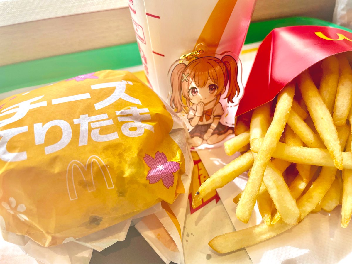 まだまだ寒いけどテリタマ始まるとか春が来るね🐰🍀ポークとダブチも食べたかったけどまたこようかな。アクキーかわゆす✨
 #りこさんに見られ隊