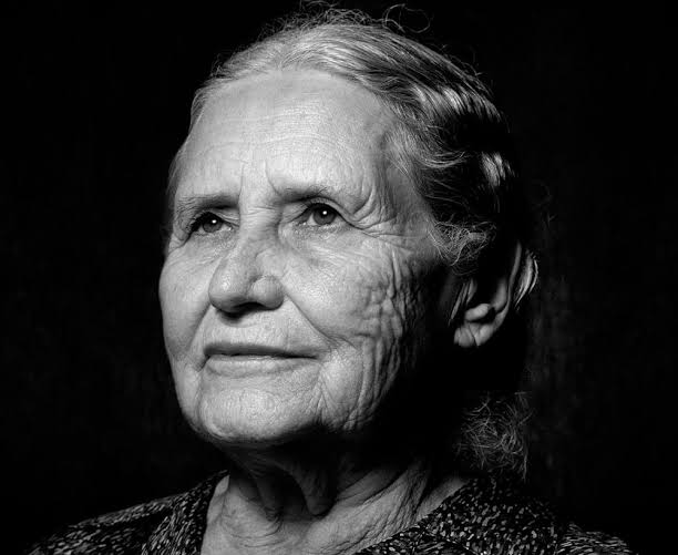 ankorinclan's tweet photo. Dijo una vez Doris Lessing: “Las cosas más importantes de la vida no se aprenden en libros ni en discursos inspiradores. Se aprenden perdiendo, se aprenden esperando, se aprenden equivocándose una y otra vez. No existe una fórmula mágica, solo la voluntad de seguir adelante, aun cuando nada tenga sentido por un tiempo.”