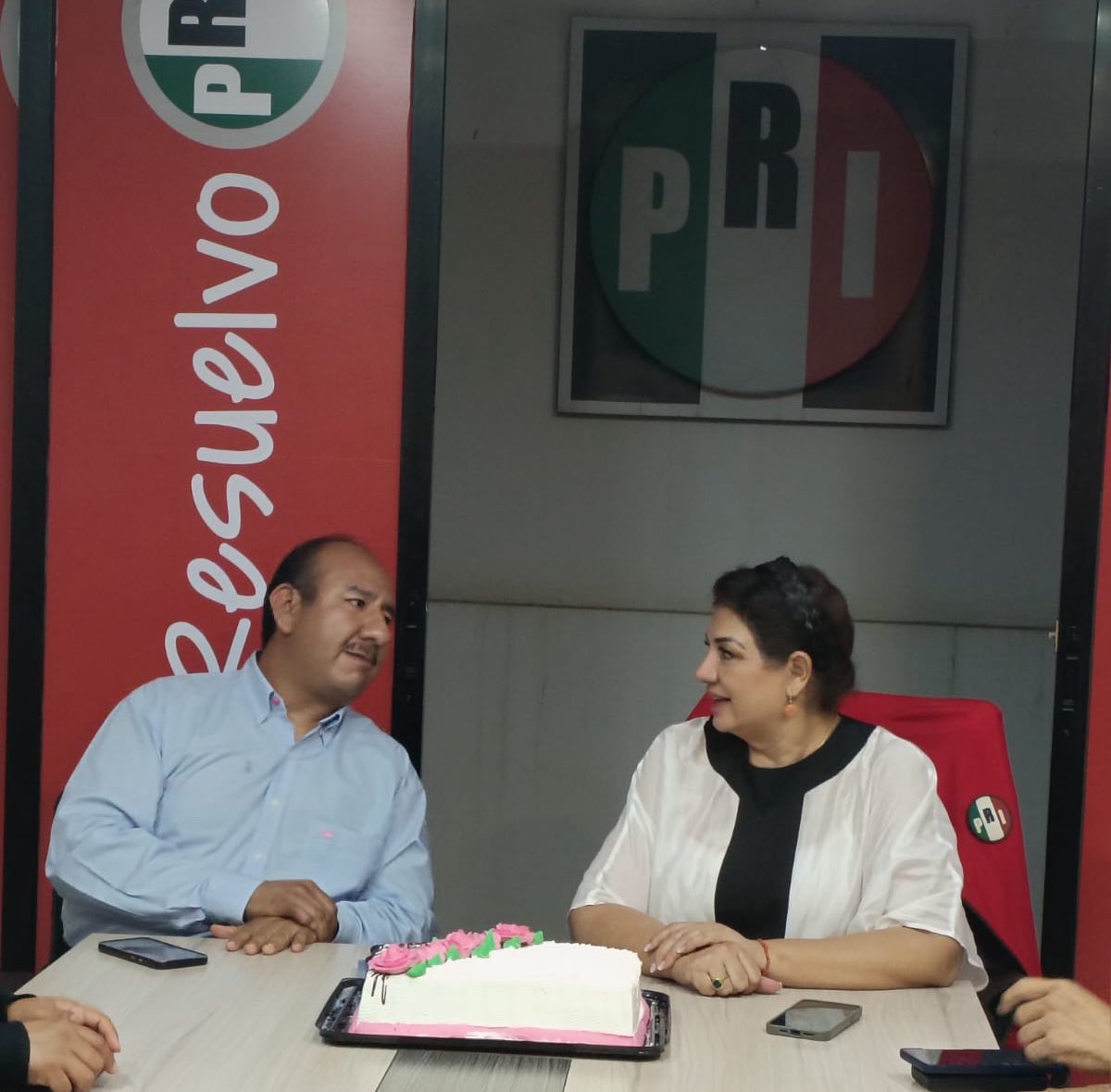 CarmelitaRicdzV's tweet photo. Hoy celebramos el cumpleaños del Lic. @MiguelPachecoP, delegado y expresidente municipal de Ocotlán, un hombre que siempre ha estado al servicio de la gente y de su querido pueblo. Reconozco su compromiso y trayectoria. ¡Feliz cumpleaños! Que vengan más años de salud y trabajo por Ocotlán. 🎉