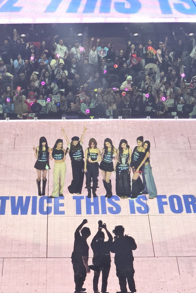 hamjisinset's tweet photo. You know i had a good time because all the curls I put in my hair fell out (but also it rained)
#TWICE_THISISFOR_WORLD_TOUR https://t.co/Xz088pCavq