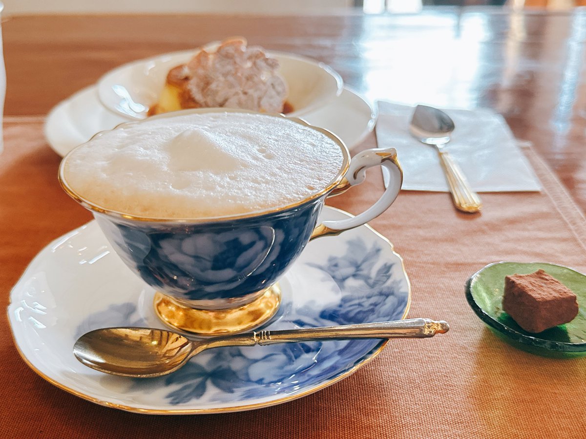 うきうき気分で２軒目へ☺️
カフェオレ、ミルクの泡がたっぷりでうつくしいです。プリン＆生チョコで味覚も幸せに。選べるカップは大倉陶園を……！