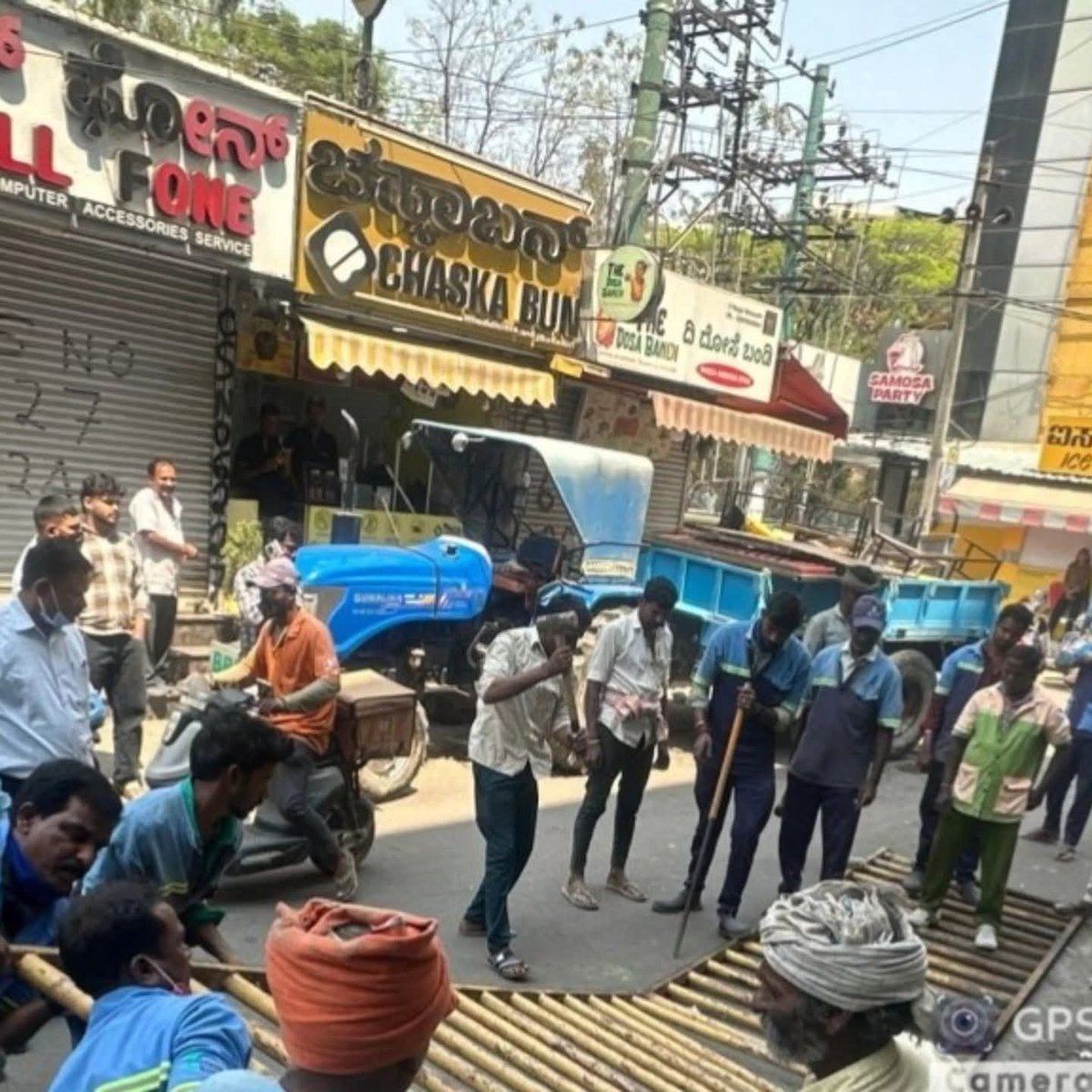 GBA_office's tweet photo. 🚶‍♂️ Footpath Encroachment Clearance Drive – Bengaluru East City Corporation

A footpath encroachment clearance drive was conducted along 60-Feet Road in AECS Layout, from Ganesha Temple to ITPL Main Road, covering around 1.6 km on both sides under the Bengaluru East City Corporation.

Illegal petty shops, sheds, canopies, temporary structures, railings, and pushcarts encroaching on the footpath were removed to ensure safe and obstruction-free pedestrian movement. The drive will continue in the coming days.

#GreaterBengaluruAuthority #DKShivakumar #gbachiefcommissioner 
#BECC #FootpathClearance #AECSLayout #PedestrianSafety #UrbanManagement 
@DKShivakumar